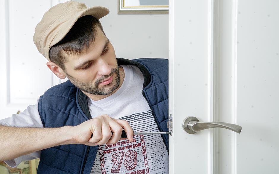comment changer serrure porte d'entrée Sèvres