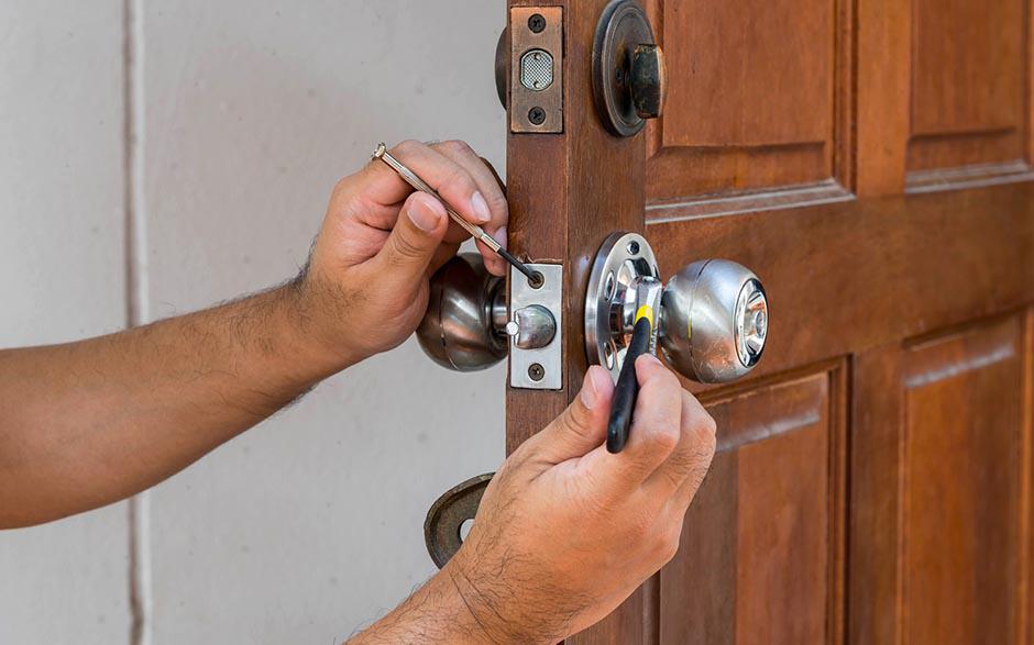 comment changer serrure porte d'entrée Sèvres